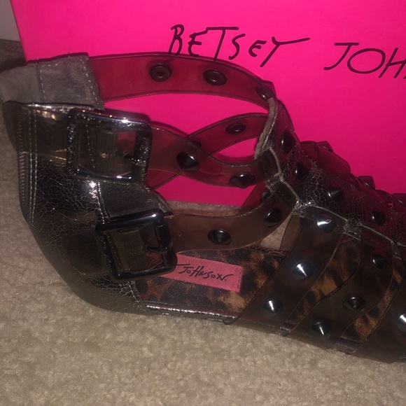 Women's shoe - Picture 2 of 4